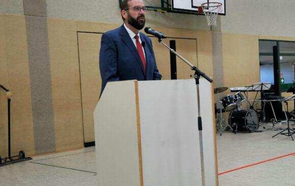 Bildungsminister Gordon Hoffman zu Besuch
